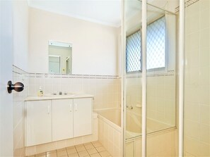 Hus, 2 soverom | Bad | Separat badekar og dusj, dype avslapningsbadekar og håndklær