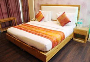 Camera Superior, vista città | Una cassaforte in camera, una scrivania, postazione laptop