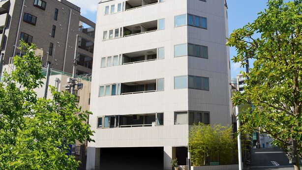 A multi-story building with a flat roof, large windows, and a garage entrance. - Tokyo Tower View Guest House (Tokyo)