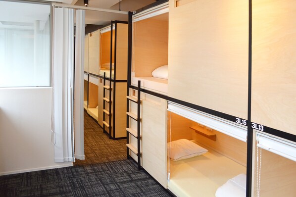A hotel room with bunk beds, a sliding door, and a carpeted floor. - Tokyo Tower View Guest House (Tokyo)