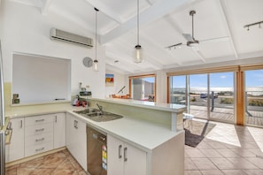 Queensland South | 3 bedrooms, iron/ironing board, free WiFi - Queensland South (Aldinga Beach)