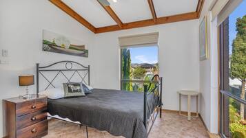 Queensland South | 3 bedrooms, iron/ironing board, free WiFi