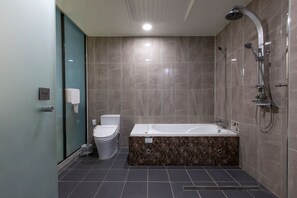 Deluxe Twin Room | Bilik Mandi | Pengering rambut, selipar, bidet, tuala disediakan 