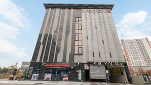 A modern hotel building with a prominent sign reading "HOTEL PENTASTAR". - Incheon Pentastar Hotel (Incheon)