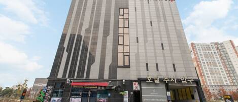 A modern hotel building with a prominent sign reading "HOTEL PENTASTAR".