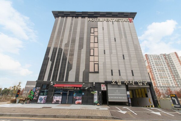 A modern hotel building with a prominent sign reading "HOTEL PENTASTAR". - Incheon Pentastar Hotel (Incheon)