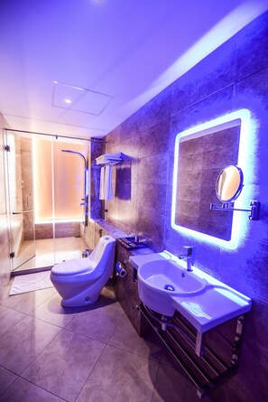 Superior Double or Twin Room, 1 Bedroom, Lagoon View, Poolside | Bathroom - Grandeeza Luxury Hotel (Seeduwa - Katunayake)