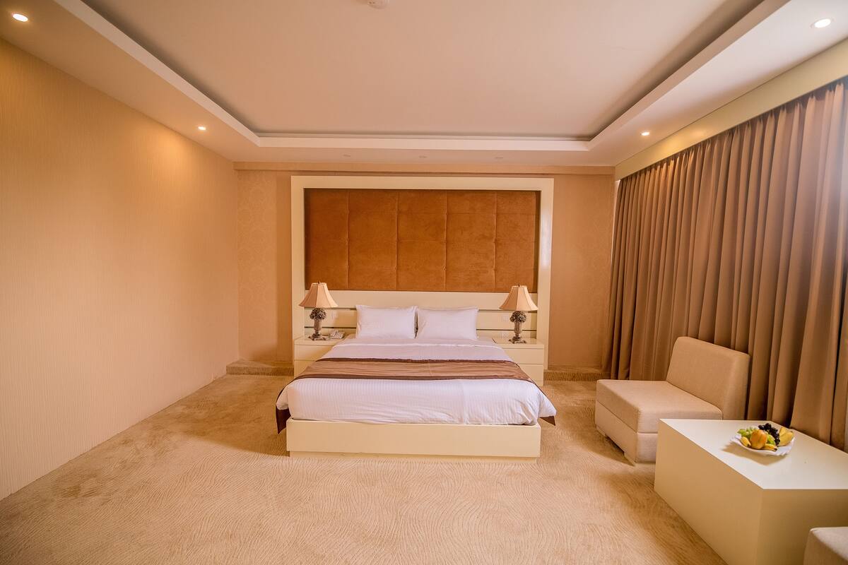 ห้องดีลักซ์ดับเบิล, เตียงใหญ่ 1 เตียง, พร้อมสิ่งอำนวยความสะดวกสำหรับผู้พิการ | ผ้าปูที่นอนฝ้ายอียิปต์, เครื่องนอนระดับพรีเมียม, มินิบาร์