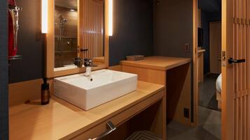 Gratis toiletartikler, hårtørrer, hjemmesko