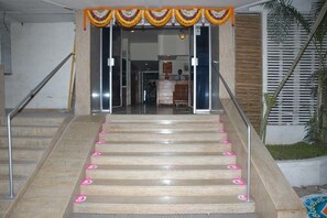 Property entrance - Hotel Raviraj (Pune)