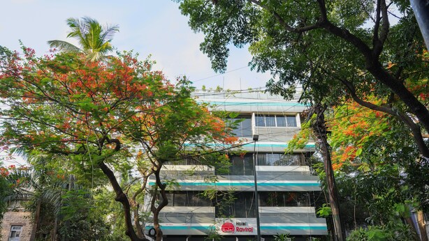 Un hôtel au design moderne, avec plusieurs étages et une enseigne indiquant qu’il s’agit d’un hôtel.