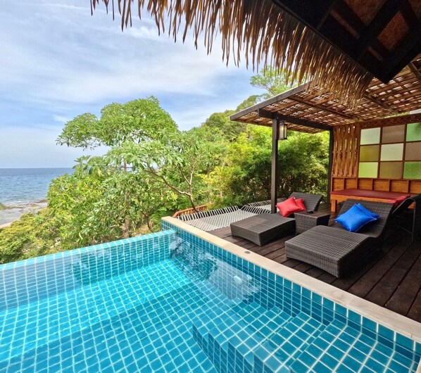 Villa with Private Pool (Free pick up and dop off at Mae Haad Pier) | Free WiFi, bed sheets