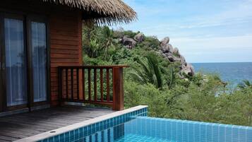 Villa with Private Pool (Free pick up and dop off at Mae Haad Pier) | Terrace/patio