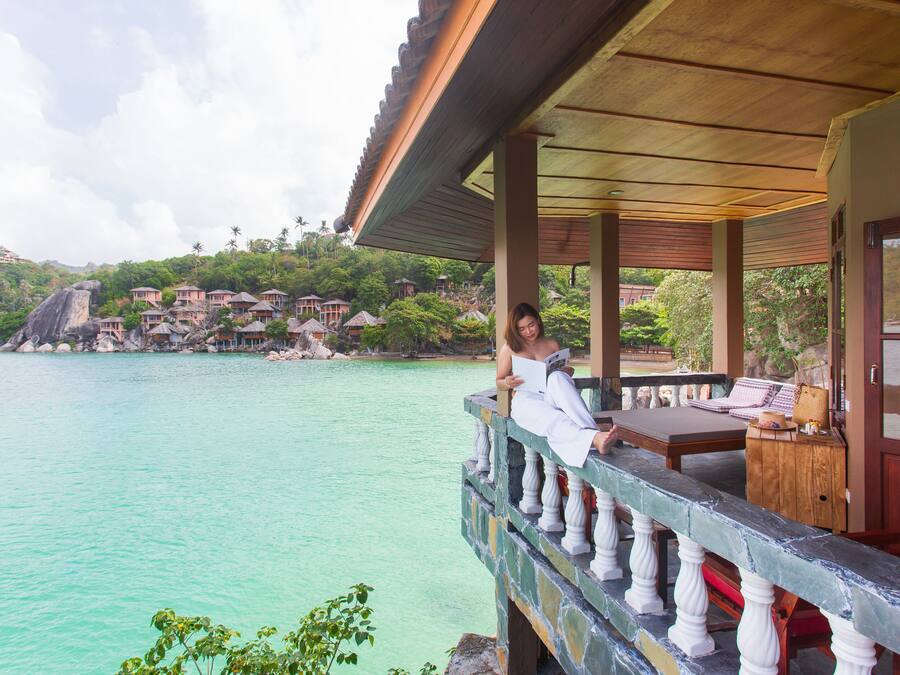 Deluxe Room, Seafront (Free pick up and dop off at Mae Haad) | Wohnbereich