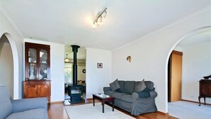 Una sala de estar con sofá, mesa de centro y chimenea.