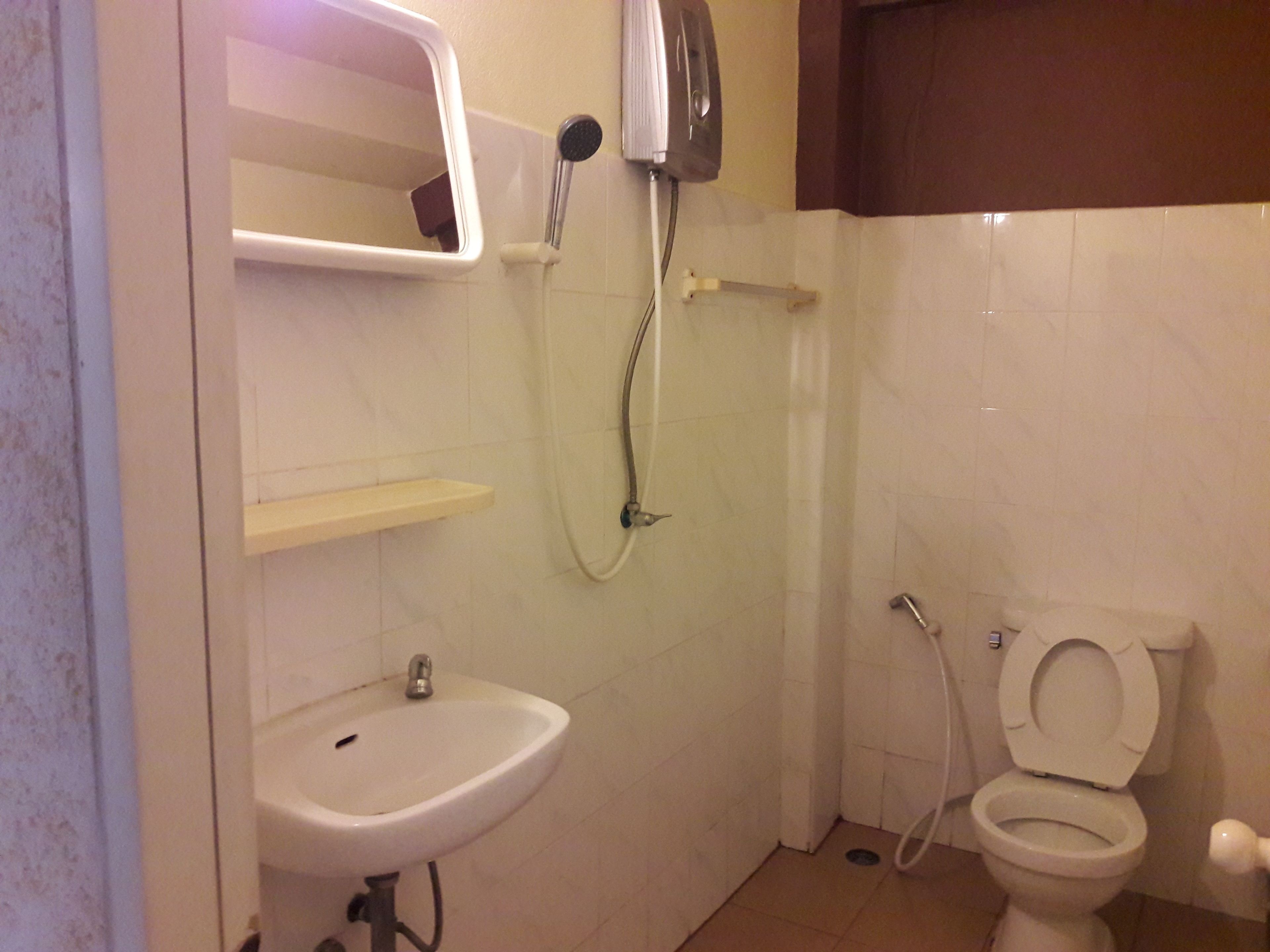 superior twin room | bathroom | shower, towels