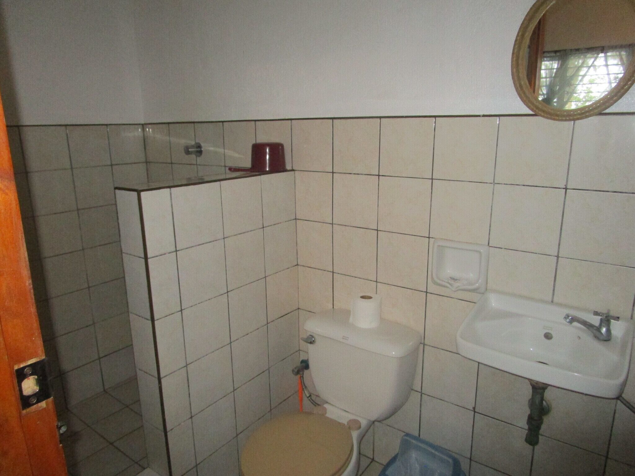 economy room | bathroom | shower, free toiletries, towels