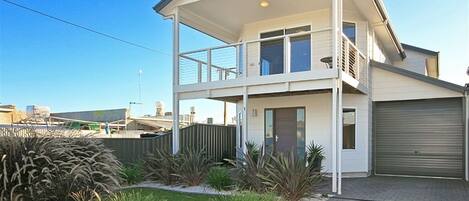 Vista frontal de la propiedad