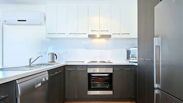 Sunset at Snapper Point | Private kitchen | Fridge, microwave, oven, stovetop