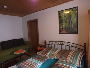 Phòng đôi hoặc 2 giường đơn tiện nghi đơn giản, 1 phòng ngủ, không hút thuốc | Màn/rèm cản sáng, truy cập Internet không dây miễn phí, bộ trải giường 