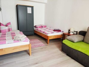 Blackout curtains, free WiFi, bed sheets - Müllers Gästeunterkunft Gangkofen (Gangkofen)