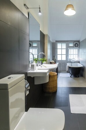 Quarto casal luxo | Banheiro | Secador de cabelo, bidê, toalhas de banho, sabonete
