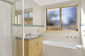 Bathroom - The Lighthouse (Port Willunga)