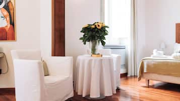 Grand Suite | Minibar, in-room safe, desk, laptop workspace