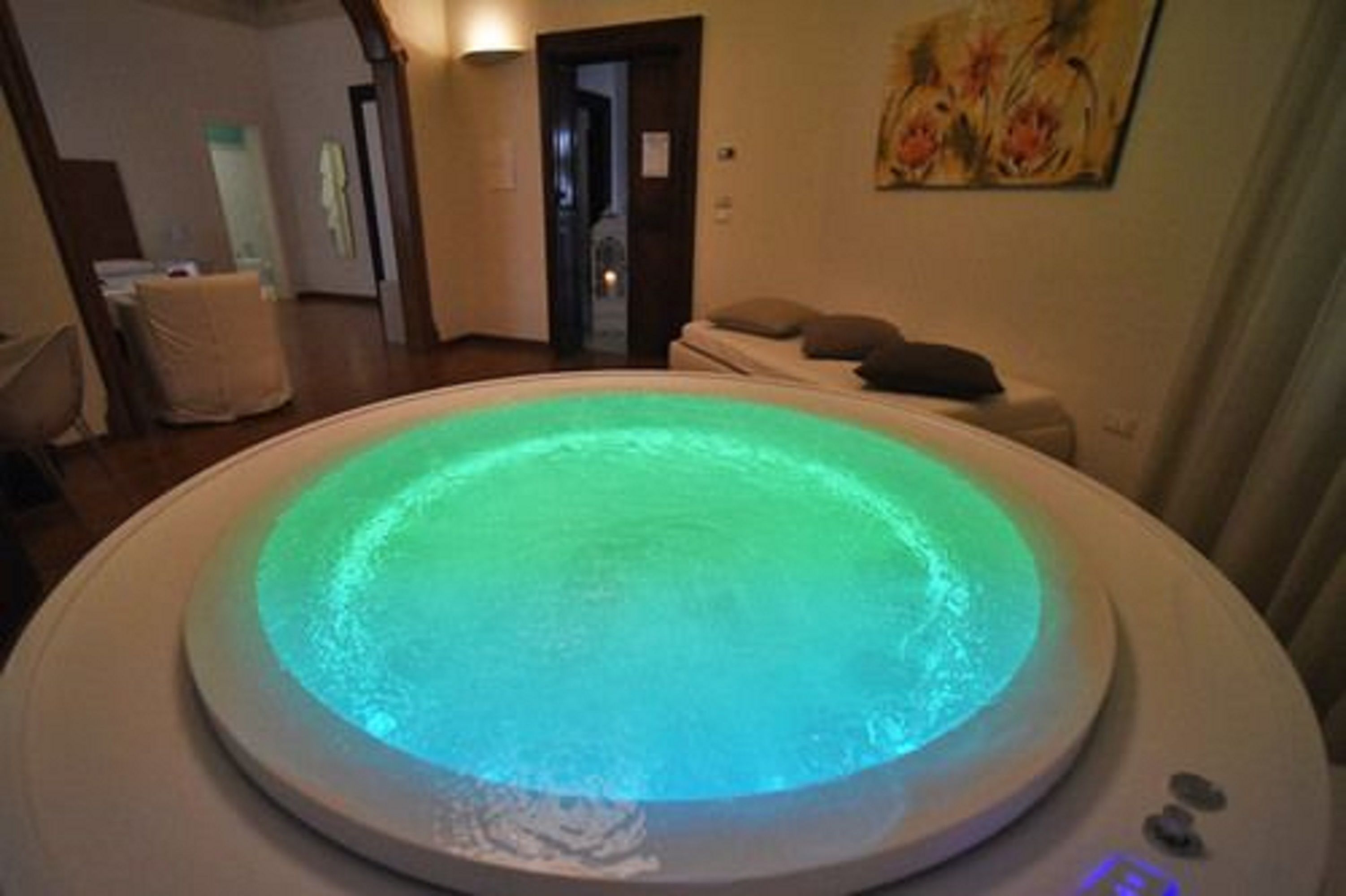 ميني بار وخزنة داخل الغرفة ومكتب ومساحة عمل  للكمبيوتر المحمول