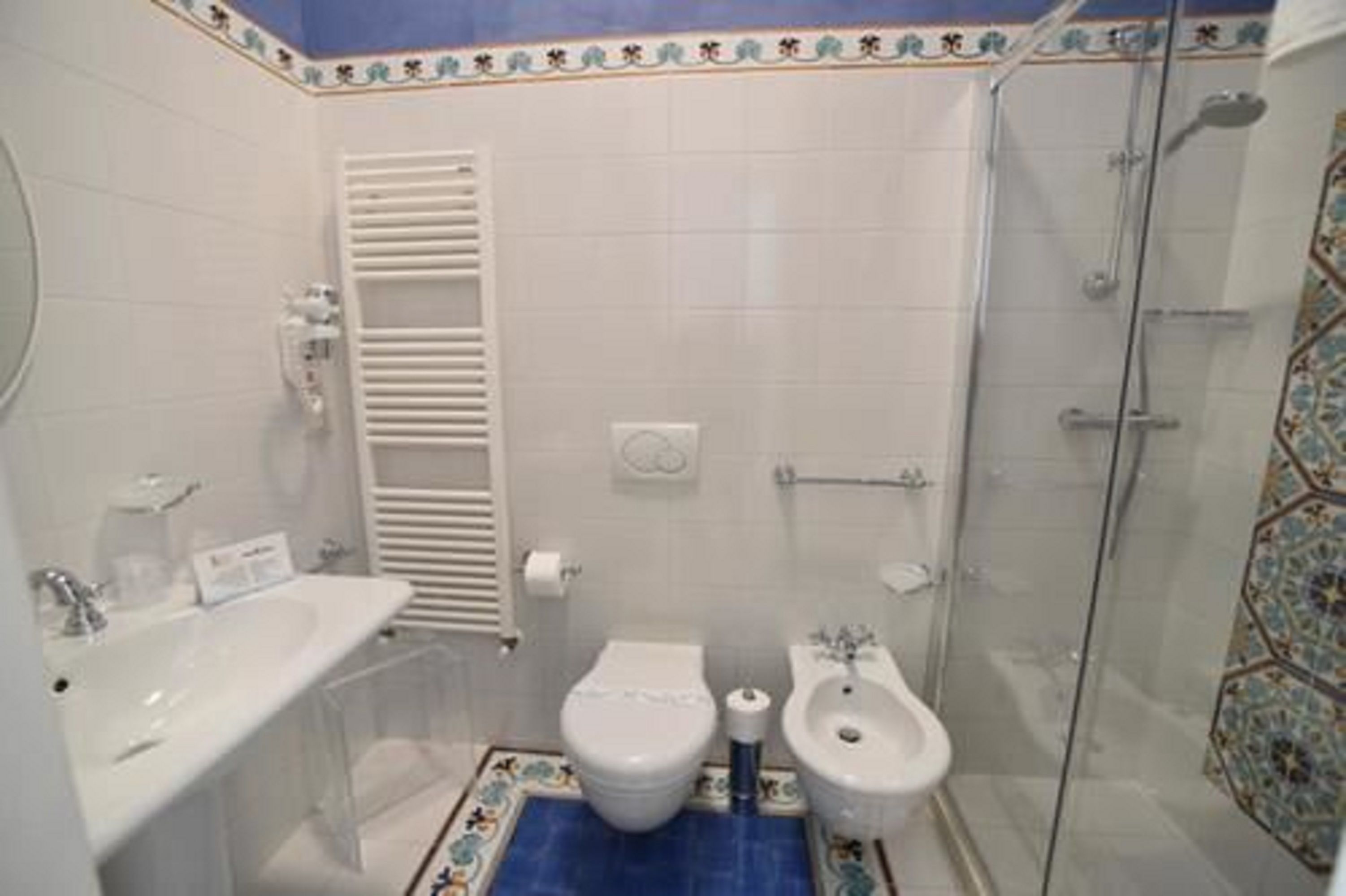 Ein Badezimmer mit Toilette, Bidet und Dusche.