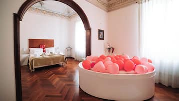 Minibar, brankas, meja kerja, dan ruang kerja ramah laptop