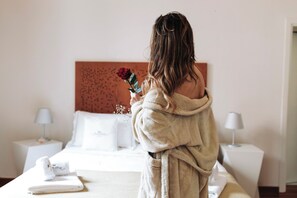 Grand-sviitti | Minibaari, tallelokero huoneessa, työpöytä