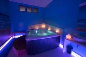 Indoor spa tub