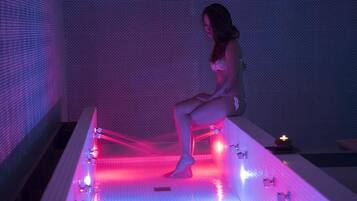 Un sauna, una bañera de hidromasaje, baño turco/hammam