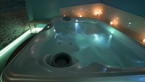 屋内スパ浴槽