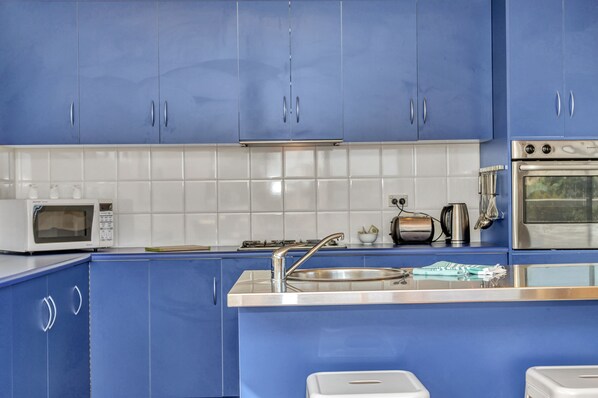 Zephyr Shores (2 Queen, 1 Tri-bunk and 1 Bunk)  | Private kitchen | Full-size fridge, microwave, oven, stovetop