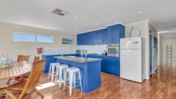 Lemari es besar, microwave, oven, dan kompor