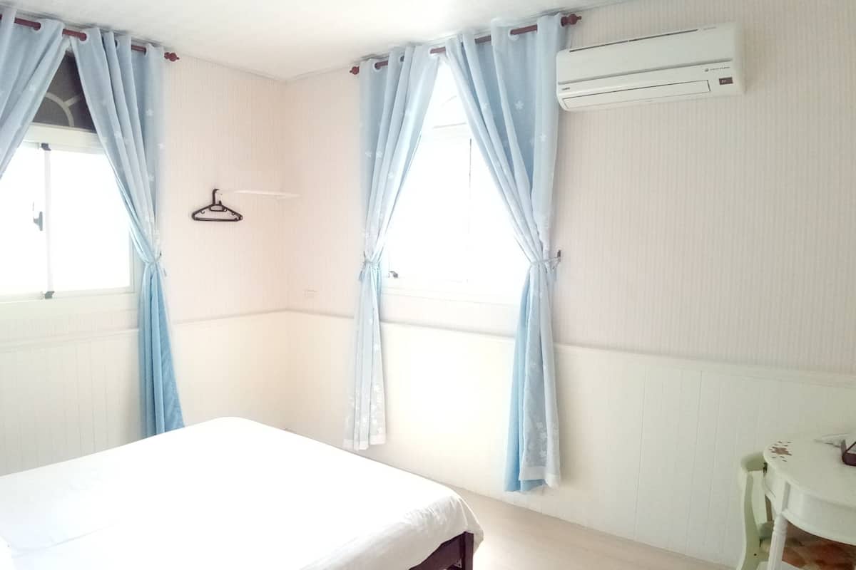 3 bedrooms, premium bedding, individually furnished, desk
