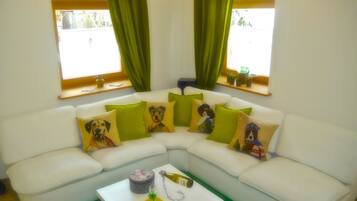 Apartment | Ruang tamu | 130 cm televisyen skrin rata dengan satelit, TV, pemain DVD