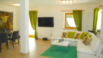 Apartemen | Ruang keluarga | Televisi layar datar 130-cm dengan saluran TV satelit dan TV