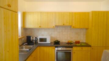 Apartemen | Dapur pribadi | Lemari es, microwave, oven, dan kompor