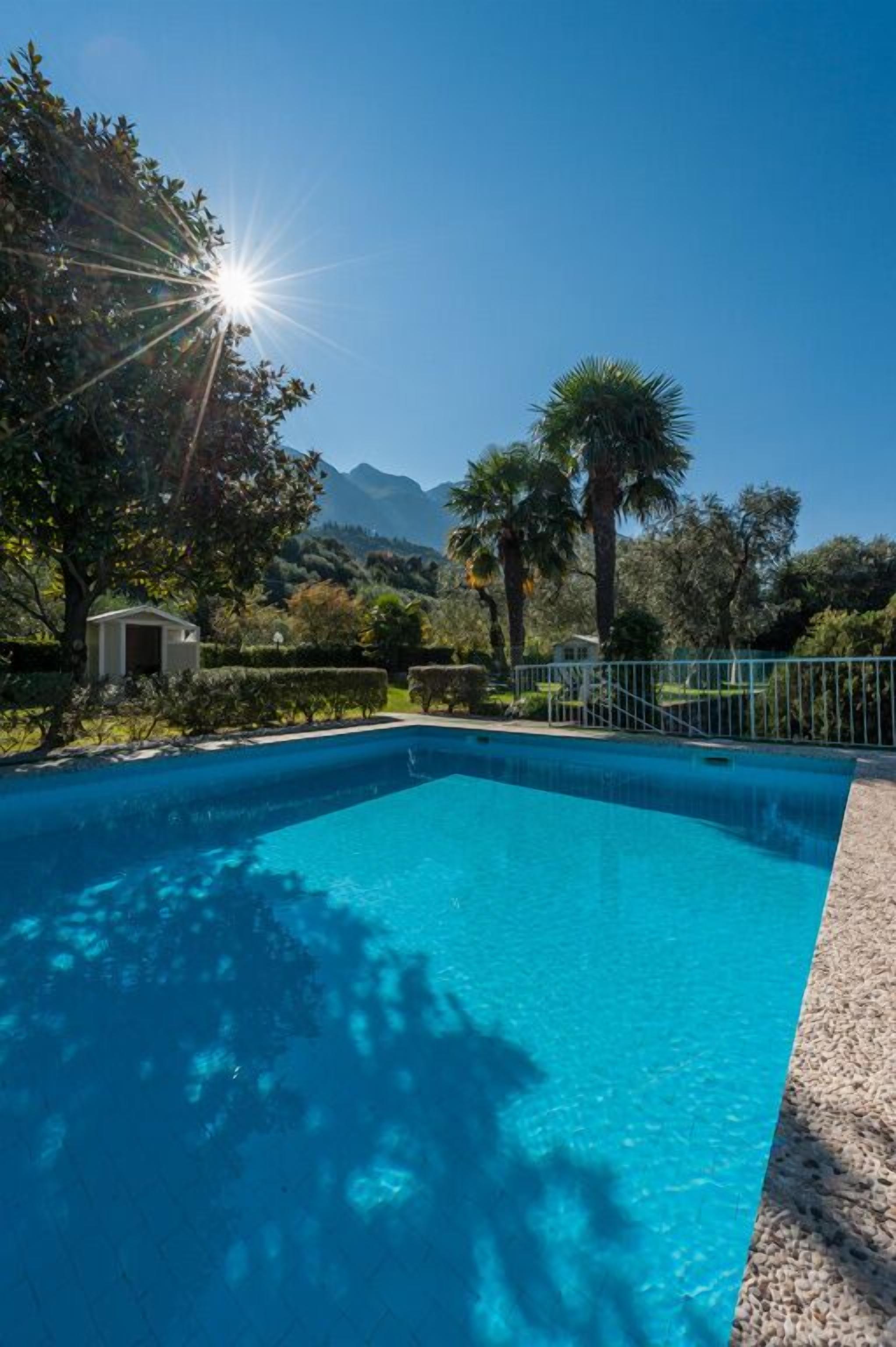 Piscine extérieure, chaises longues