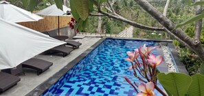 Outdoor pool, pool umbrellas, pool loungers - Villa Amari (Penida Island)