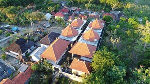 Vista aérea de una zona residencial con varias casas de techos rojos y arquitectura tradicional.