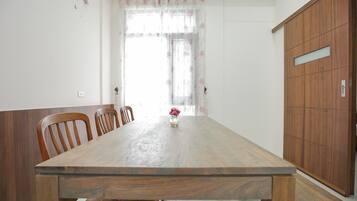 Free local cuisine breakfast