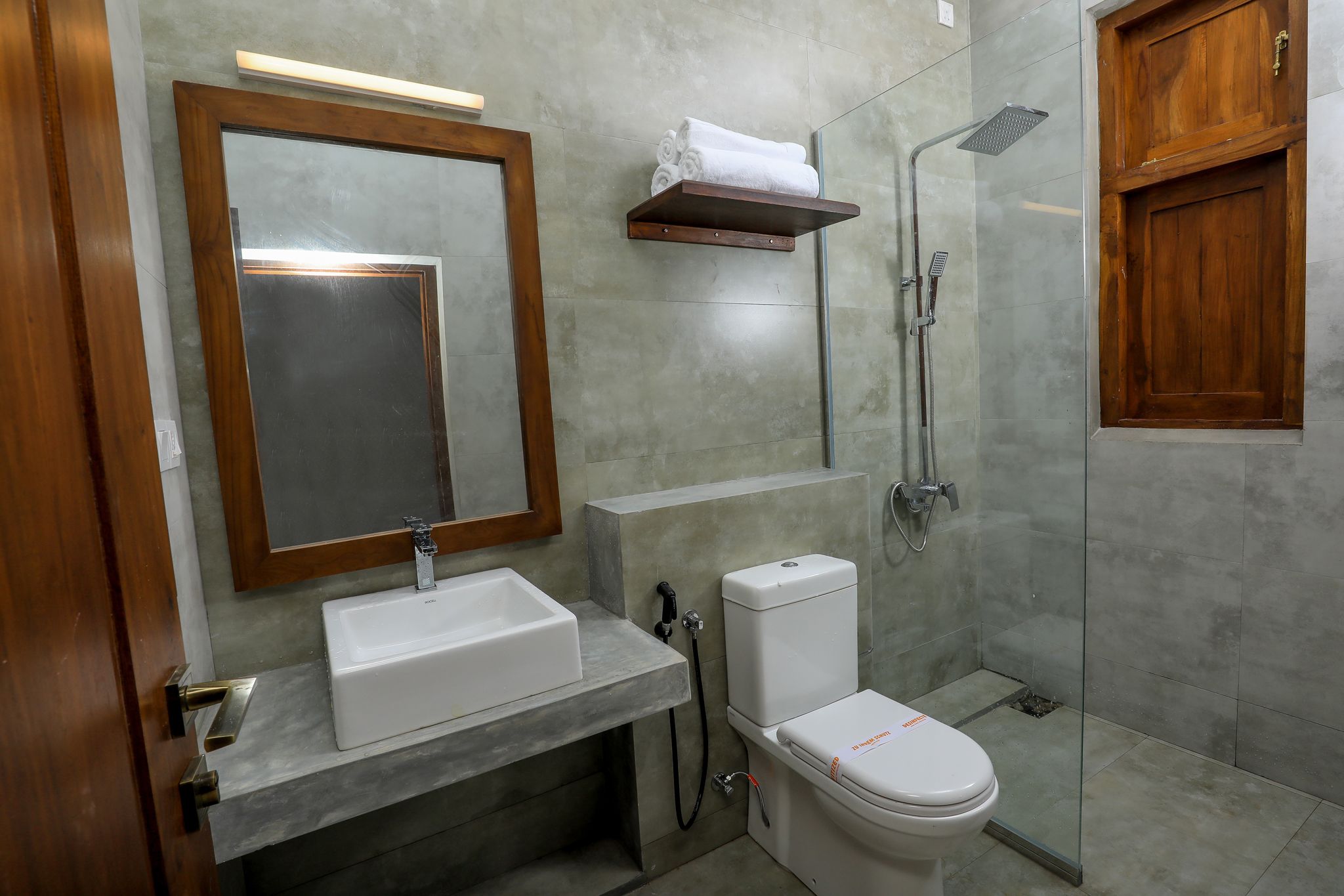 deluxe double room, 1 king bed, balcony, pool view | bathroom | free toiletries, hair dryer, bidet, towels