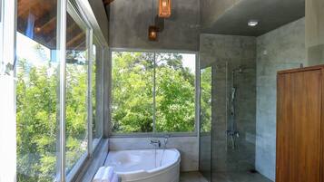 Chambre Double Supérieure, 1 très grand lit, balcon, vue jardin | Salle de bain