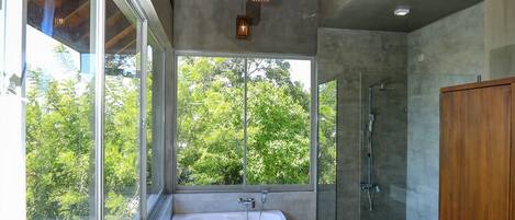 Chambre Double Supérieure, 1 trÚs grand lit, balcon, vue jardin | Salle de bain | Articles de toilette gratuits, sÚche-cheveux, bidet, serviettes fournies