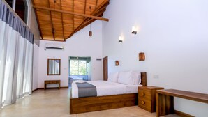 Quarto casal superior, 1 cama King, sacada, vista para o jardim | Roupas de cama premium, cofres nos quartos, cortinas blackout