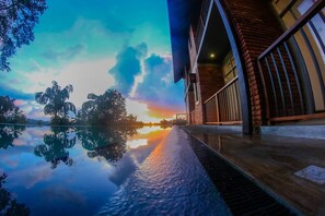 Outdoor pool, an infinity pool, sun loungers - Somerset Mirissa (Mirissa)